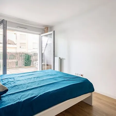 Apartment Grand , Paris La Defense Arena, 50 Metres De La Gare, 15 Min Champs Elysees Nanterre