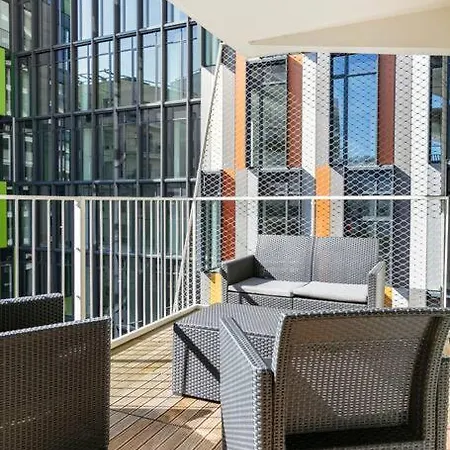 Grand , Paris La Defense Arena, 50 Metres De La Gare, 15 Min Champs Elysees