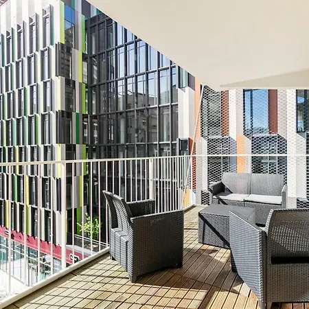 Grand , Paris La Defense Arena, 50 Metres De La Gare, 15 Min Champs Elysees Daire